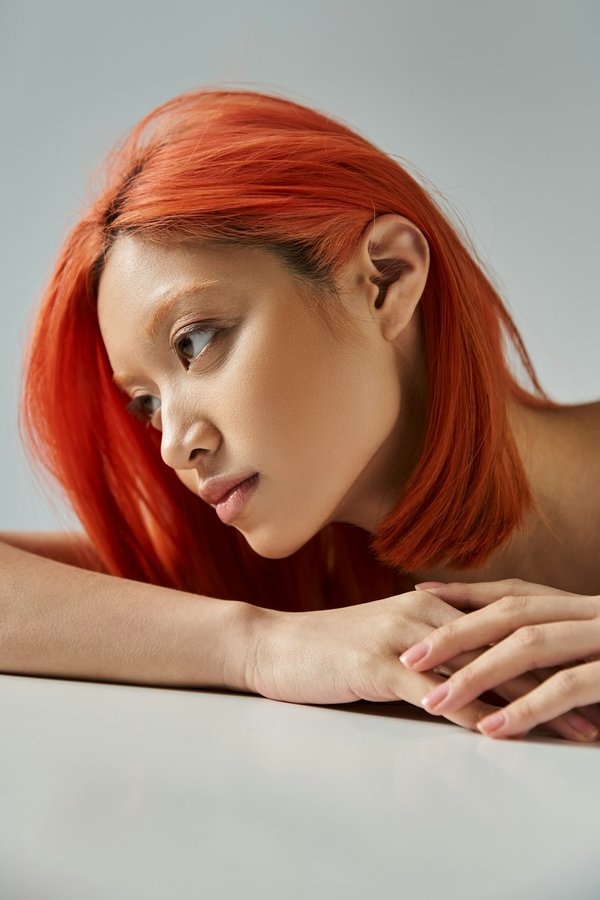 Comment harmoniser des accessoires en or avec une tenue de bureau pour un look sophistiqué?