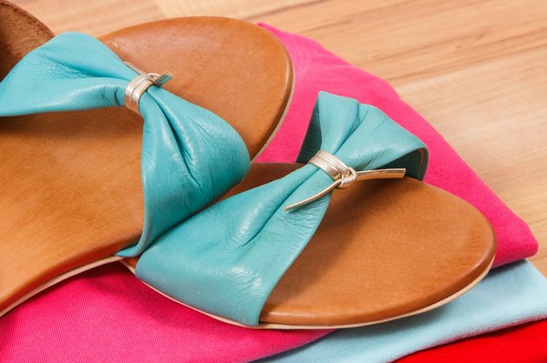 Quelles astuces pour porter des sandales gladiateur avec des tenues estivales décontractées?