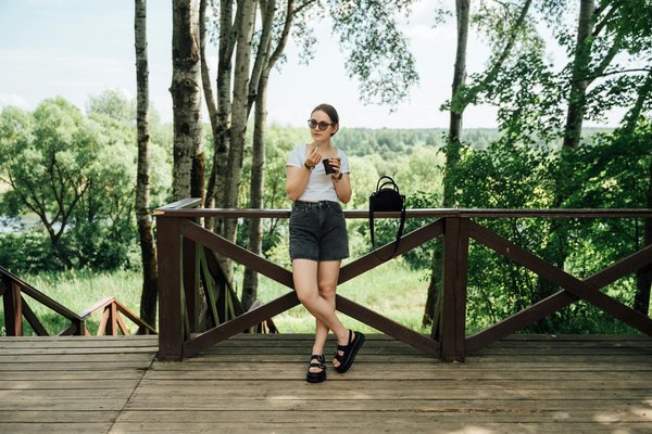 Quels conseils pour porter des sandales à plateforme avec une tenue estivale élégante?